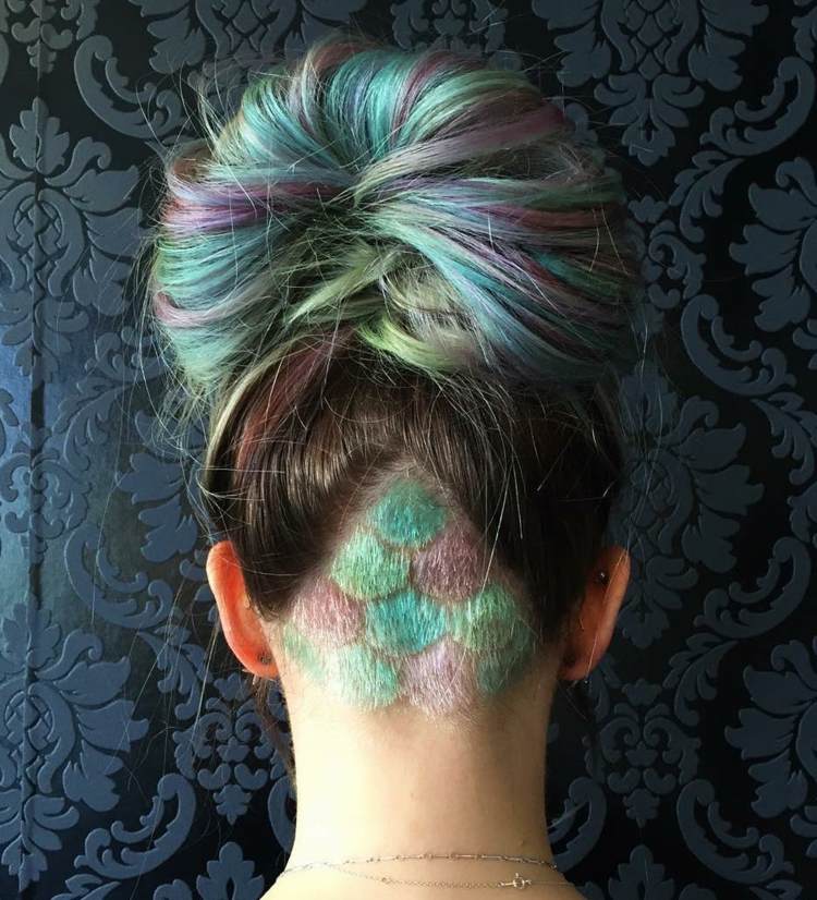 regnbågsfärgad sjöjungfru mönster färgat hår tatuering bulle