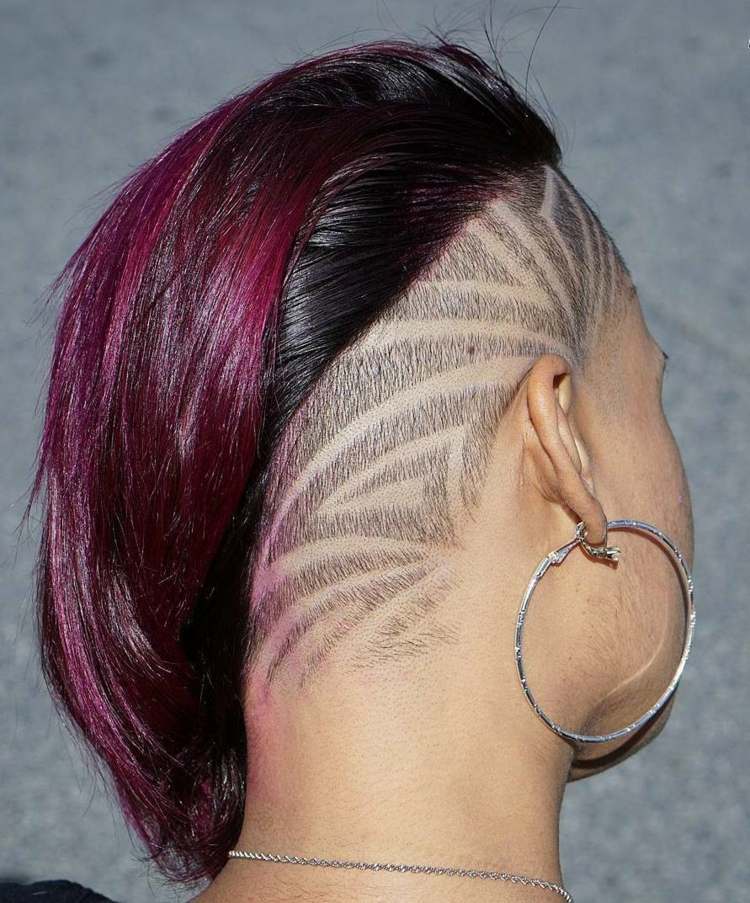 asymmetrisk frisyr kvinna trimmade kort hår tatuering