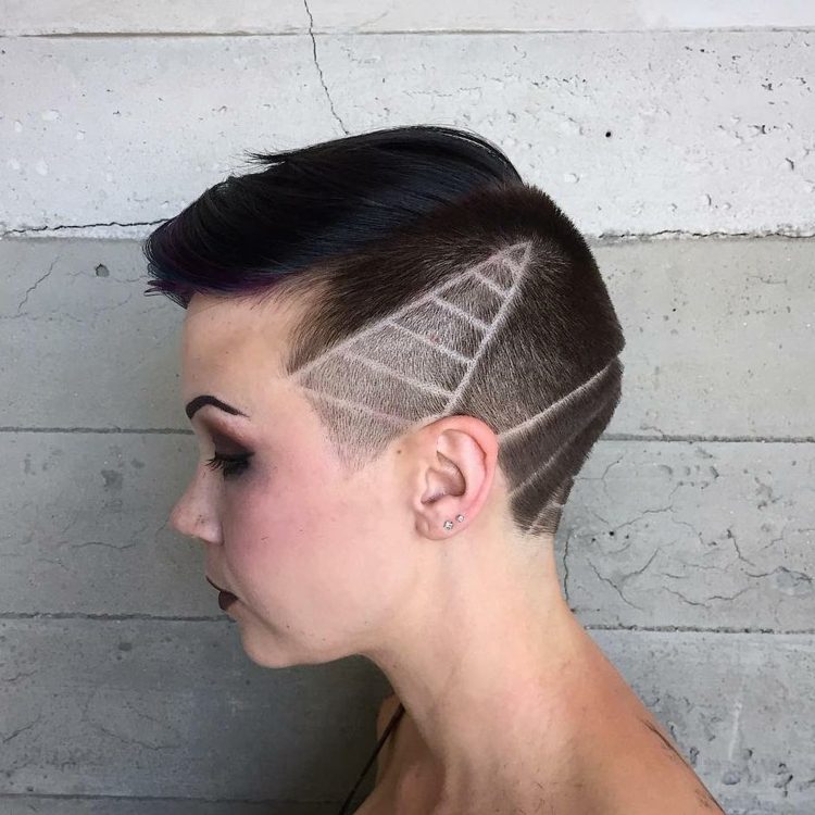 kort tatuering hår kvinna triangel linjer
