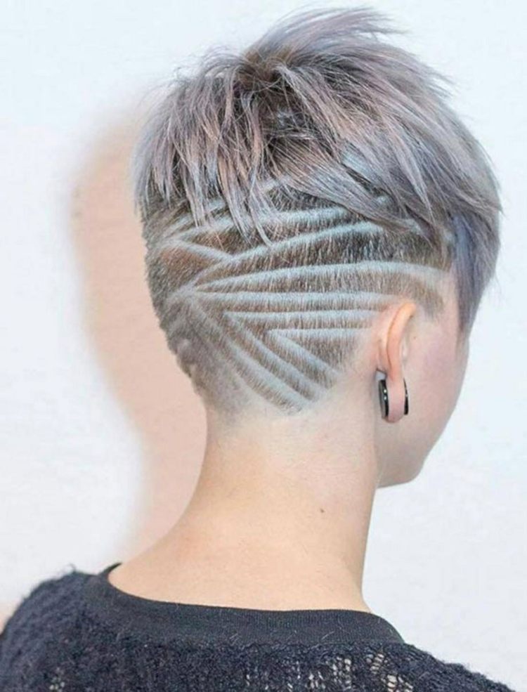 kvinna frisyr kort hår tatuering linjer