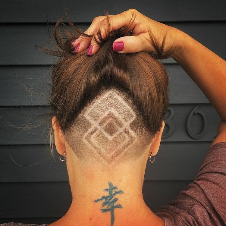 tatuering hår kvinna underskuren rektanglar geometriska mönster