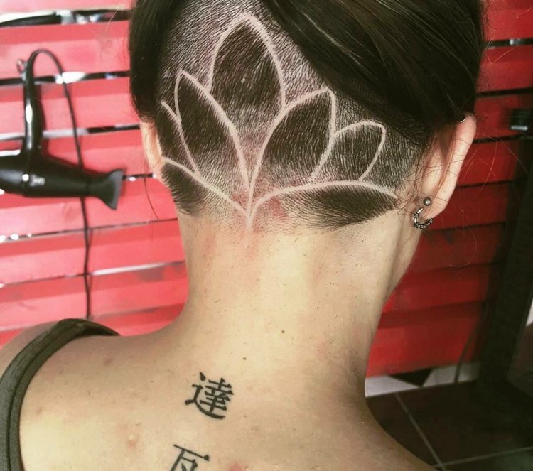 halsområdet rakat tatuering hår blomma nyanser