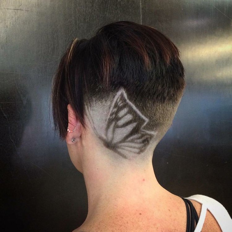 fjäril i sidled kort hår tatuering kvinnor