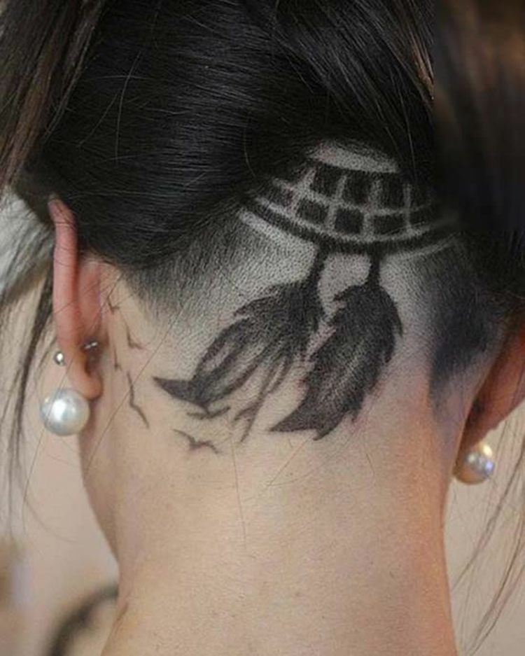drömfångare hår tatuering hals rakad kvinna