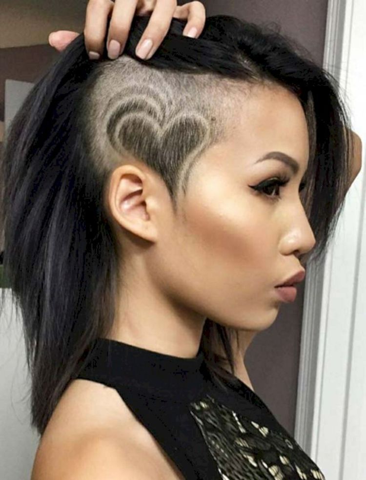 långt hår trend frisyr damer tatuering rakade hjärtan