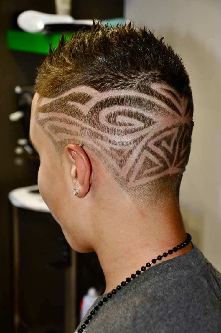 kort hår män frisyrer linjer tatuering