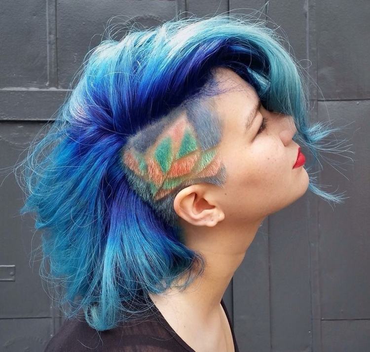 hår tatuering blå lila bob med sidecut färgade