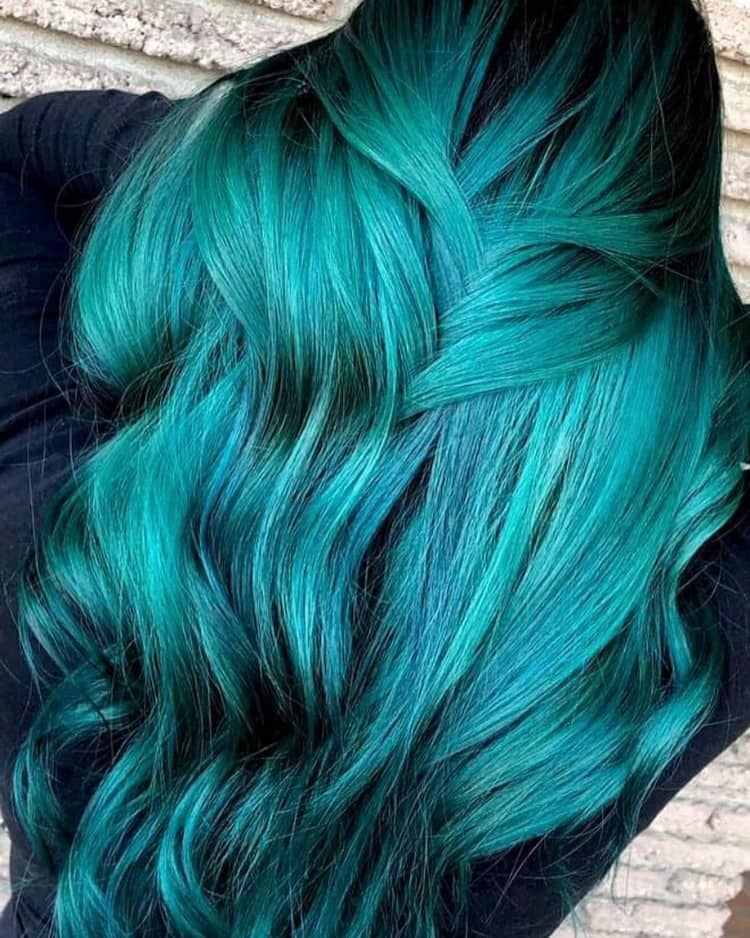 blågrönt hår med en mörk bas