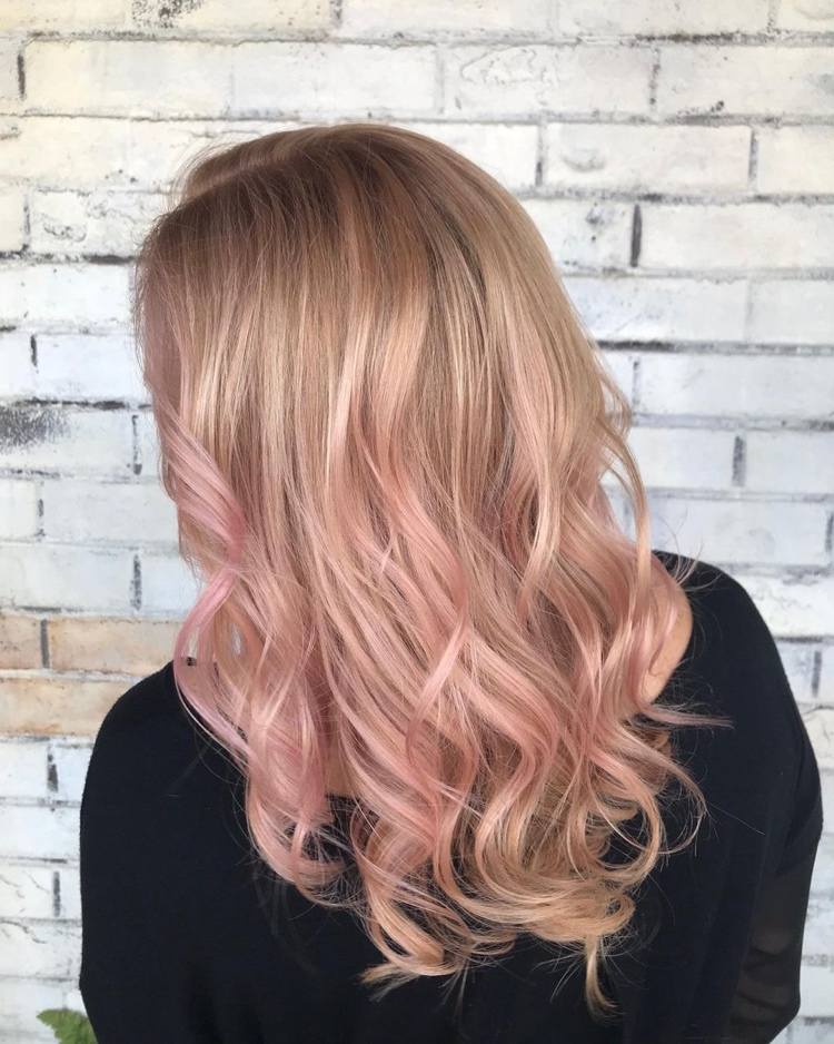 varmt blont hår med rosa höjdpunkter