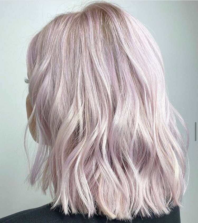 Platinumblont hår rosa toner isblond