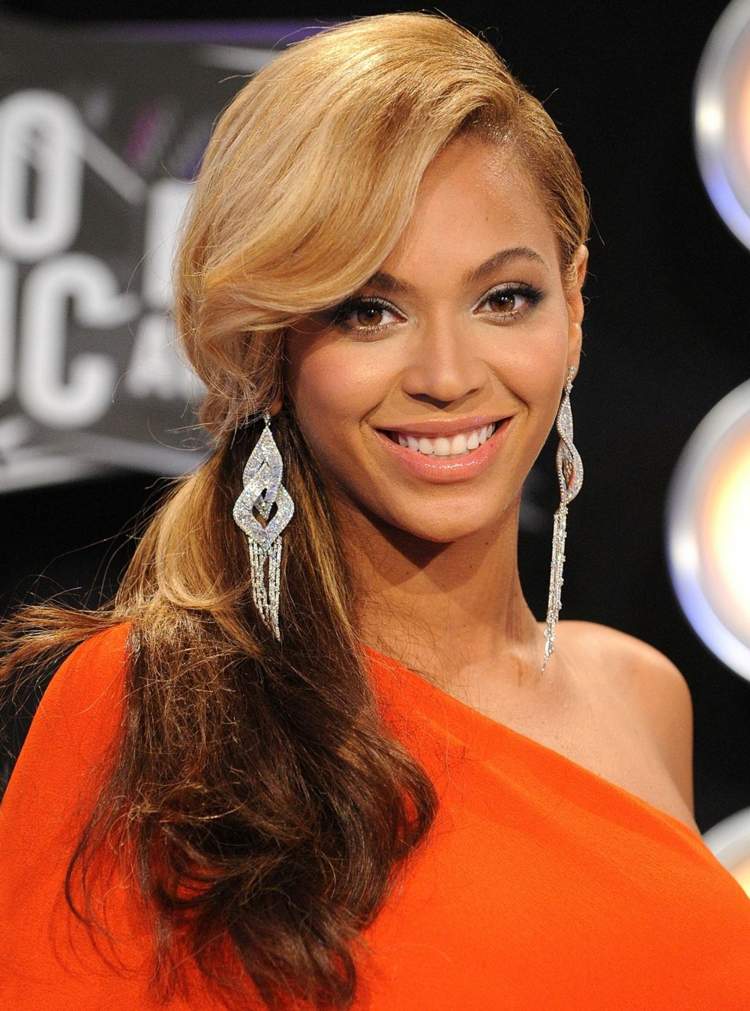 Tucking Hair Sideways Blond Brown Ombre Hair Color Beyonce frisyrer