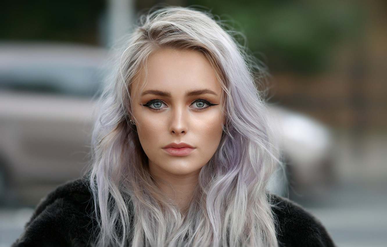 Färga hår silver lila grå hårfärgsträngar som applicerar eyeliner lätt hårtrender kvinnor