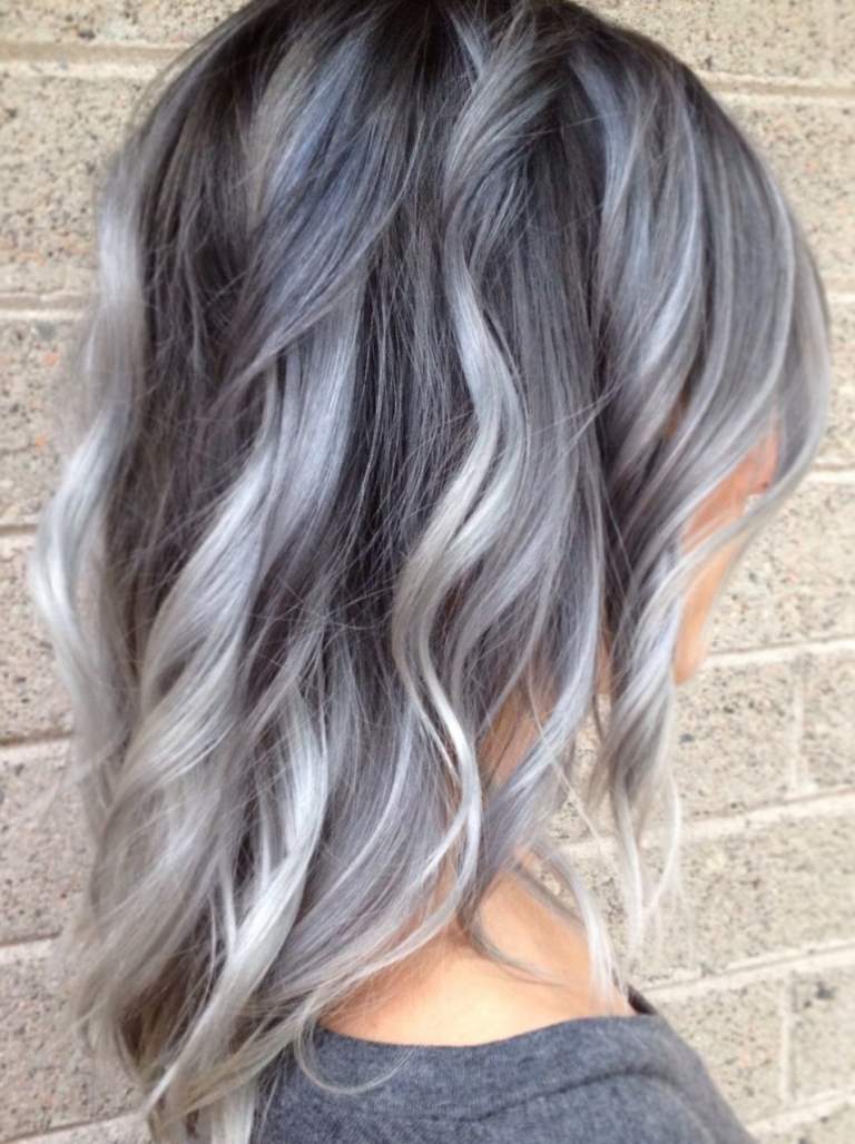 Att färga hår silvergrå trådar själv gör blekning skadlig hårvård