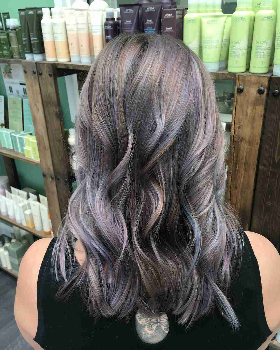 Hår silverfärg gråblå hårfärgstrådar hårtrender hårvård