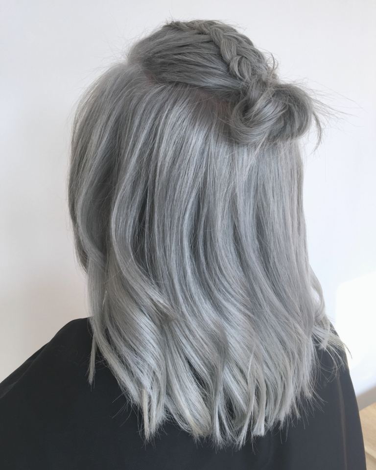 Brunt hår som färgar grå spetsar blekande hårvård lång bob frisyr