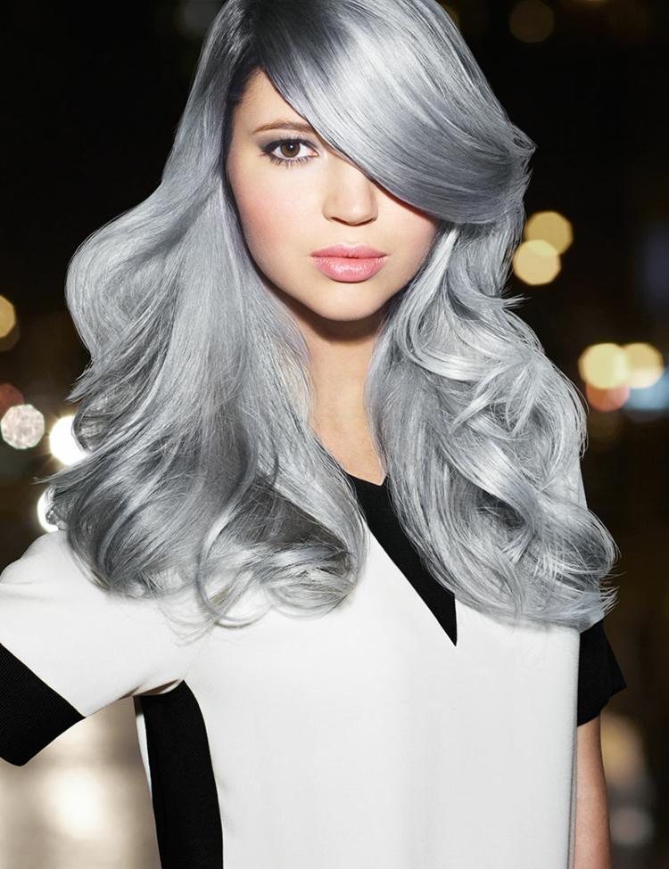 hårfärg silver-blond grå-hår-vågig-axel-längd-lugg-sned-klänning-svart-vit