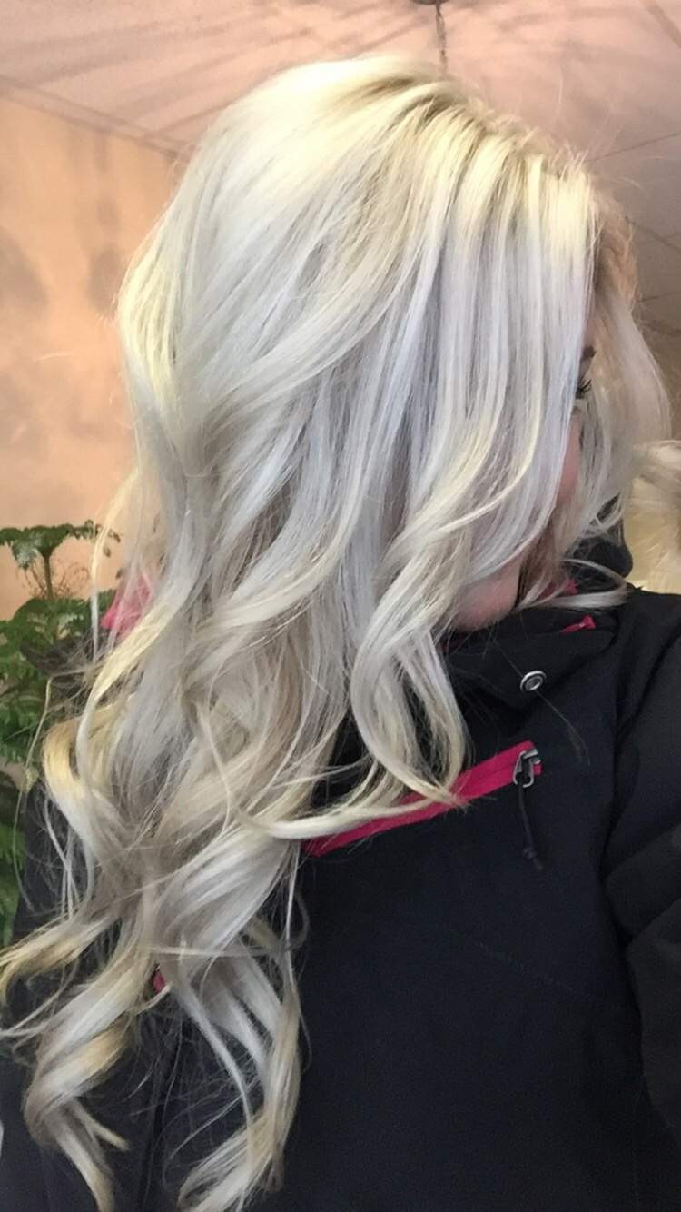 hårfärg-silver-blond-kvinna-lockar-ask-blond-silver-linje-hår-långsida avskiljande jacka-svart