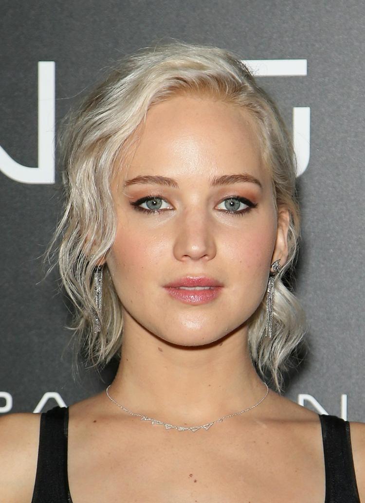 hårfärg-silver-blont-hår-vågigt-kvinna-halsband-örhängen-Jennifer-Lawrence