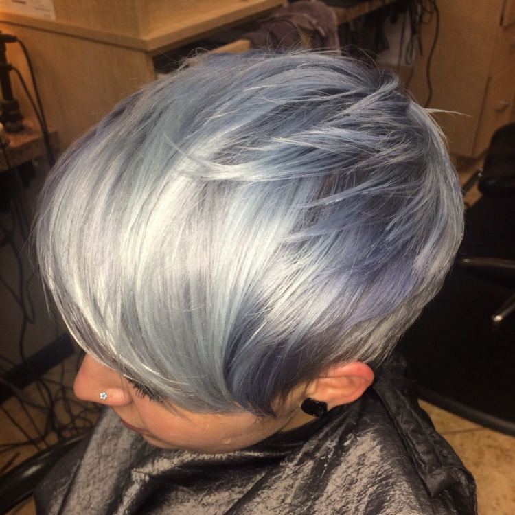 hårfärg-silver-blond-kort-frisyr-blå-lila-lugg-sned-proportion-örhänge