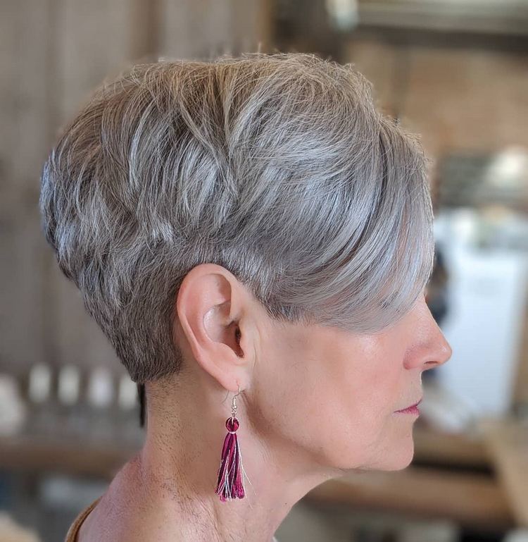 stålgrå hårfärg med en kort frisyr över 50