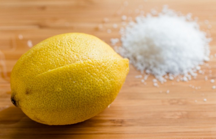 ta bort hårfärg från hudens hemmetoder citronsalt