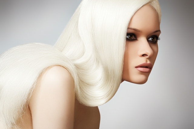 Porslin-ljus-hy-lång-slät-hår-platina-blond
