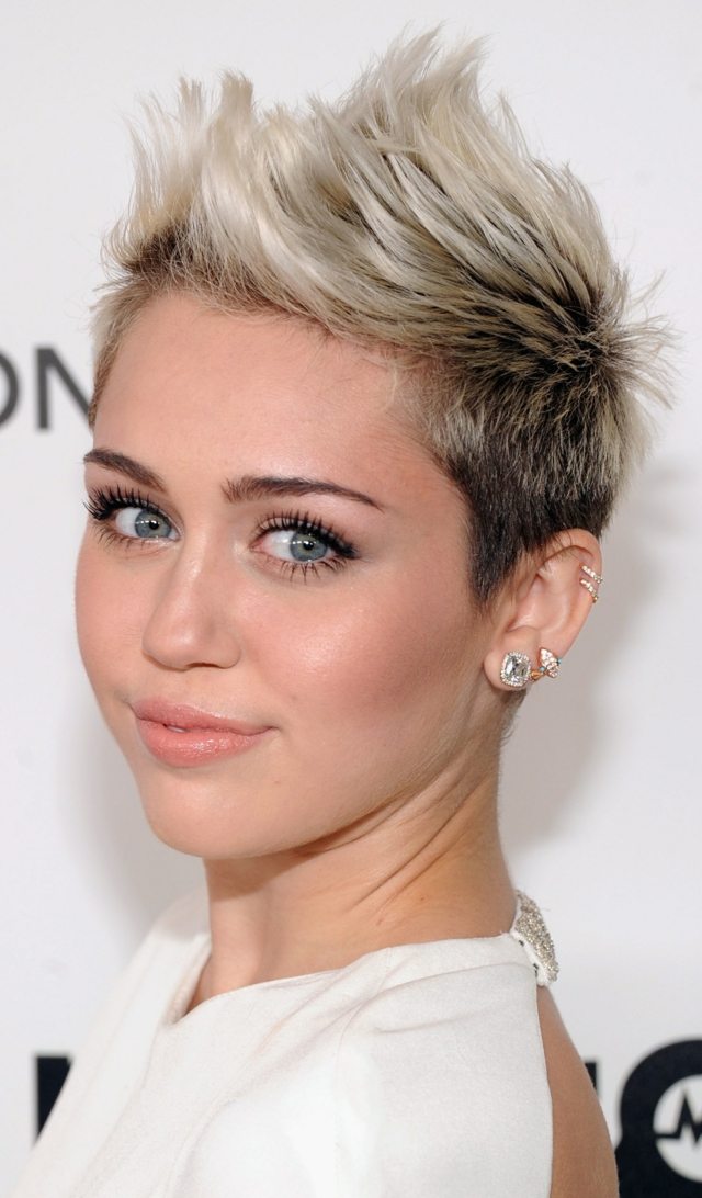 Studs-Miley-Cyrus-Pastelltoner-Hårfärg-Piercing-på-örat