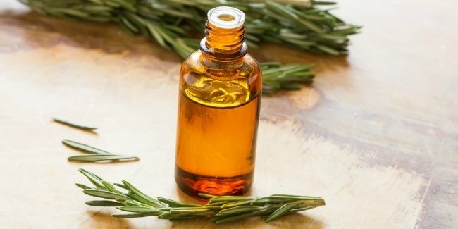 Oljor-blandning-rosmarin-olja-recept-främjande-hårväxt