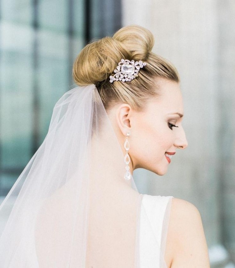 hårtillbehör-bröllop-updo-bulle-slöja-hår-kam