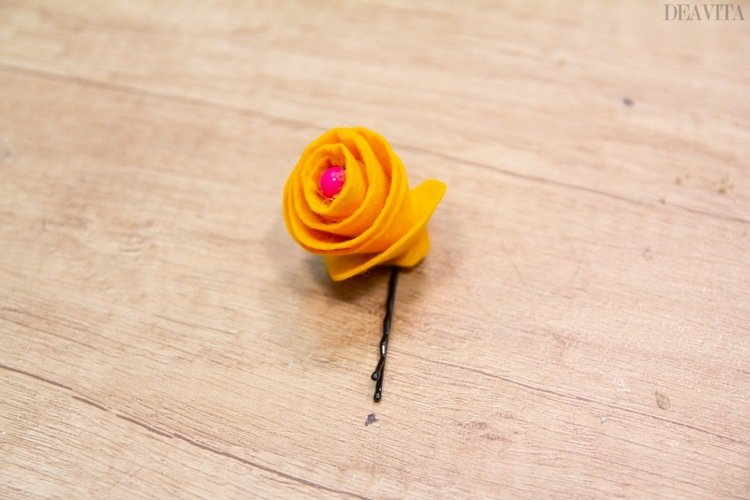 Krydda DIY hårnålar med en ros gjord av filtbobbypinnar