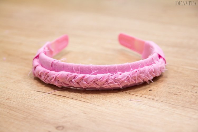 Pannband täckt med rosa tyg DIY idé