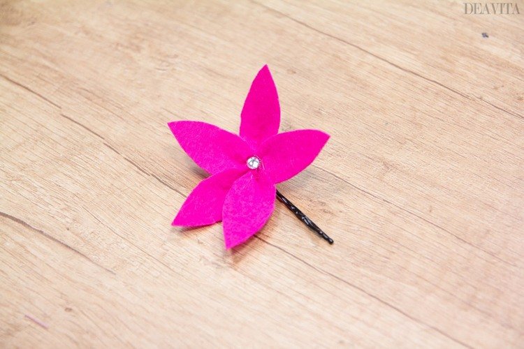 Gör en blomma av rosa filt och limma den på en hårnål