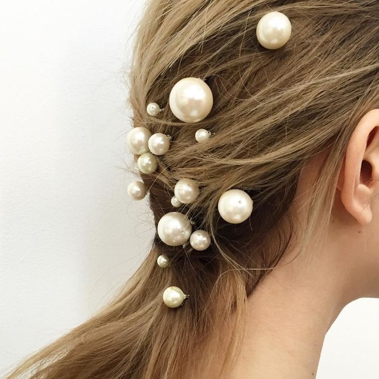 Hårtillbehör trender 2018 pearl bobby pins sjöjungfru