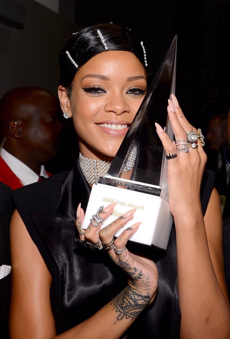 Hårtillbehör med pärlor av Rihanna hårnålar