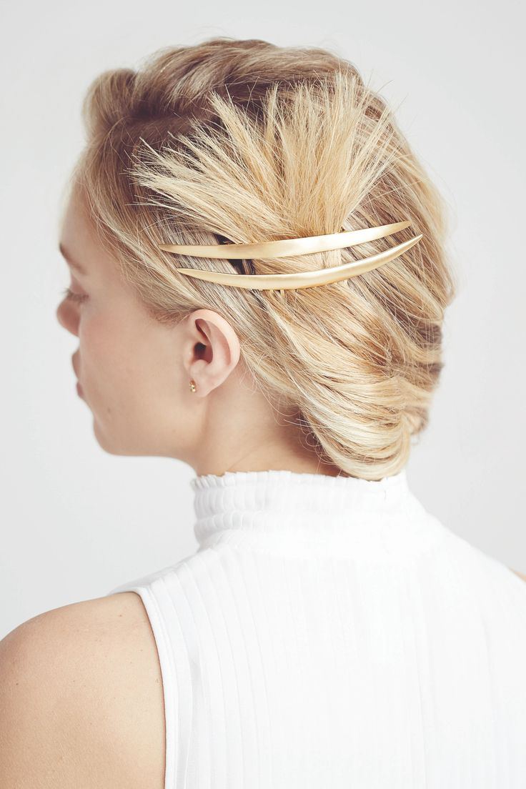 minimalistiskt hårklipp guldfrisyr elegant