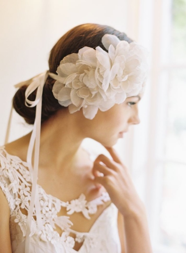 Bröllop-frisyrer-krydda-med-tyg-blommor-hårband-idéer-smycken