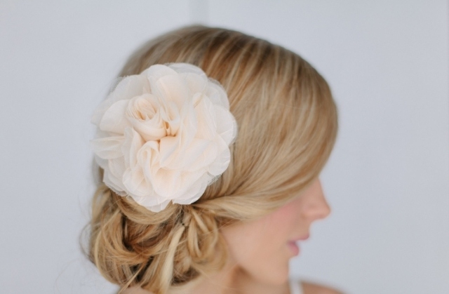 Grädde-vit-chiffong-hår-blomma-smycken-för-bröllop-idéer-romantisk