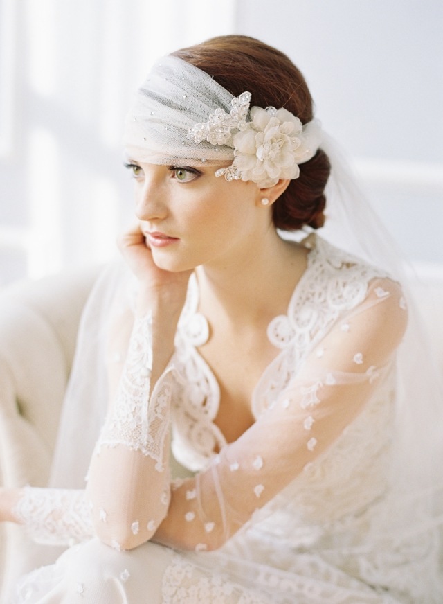 Bröllop-outfit-idéer-slöja-med-pärla-dekorerad-fascinator-blomma