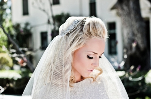 Bröllopsklänning-med-slöja-huvudbonad-glittrande konstverk