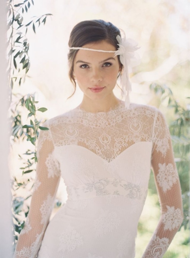 Spetsklänning-bröllopsmode-subtil-transparent-tyll-hårtillbehör-hårband-tygblomma