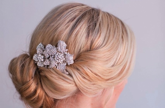 hårklipp-blommformat-med-stenar-dubbade-lekfulla-frisyr-bröllop