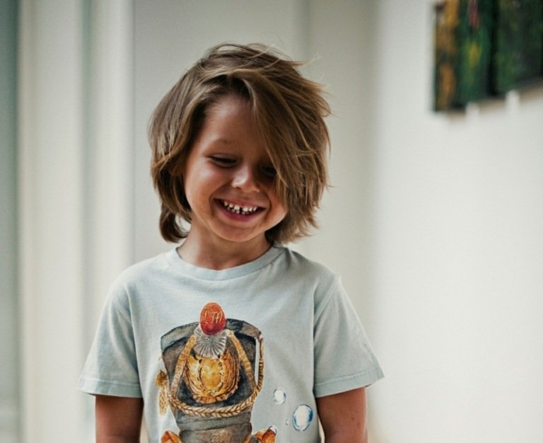 frisyrer och barnfrisyrer långhåriga pojkar otrevlig look-t-shirt