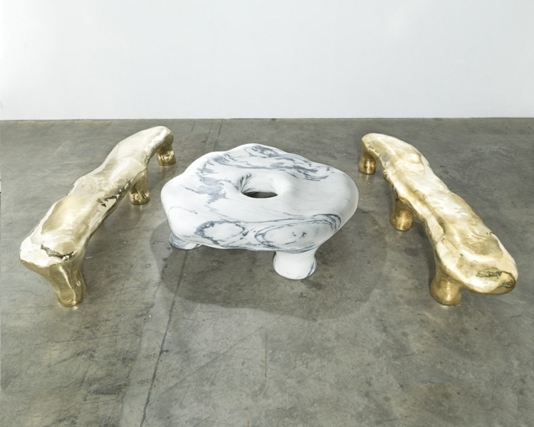 haas konstverk humor bänk guld brons bord hål marmor vit look
