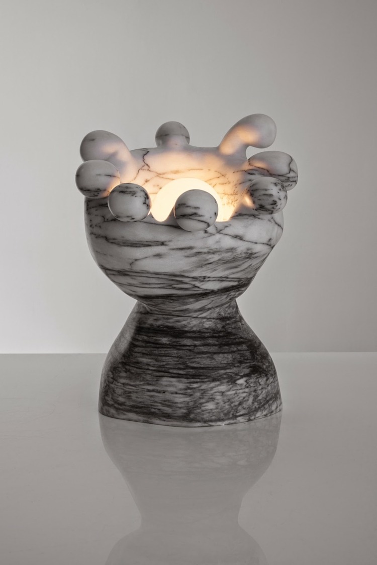har konstverk med humor lampa marmor ser grå design
