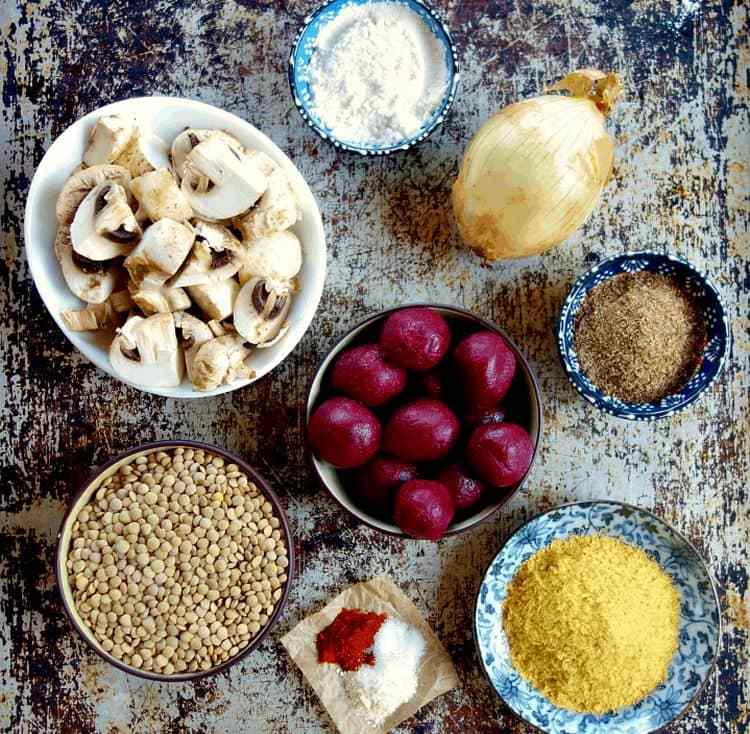 Ingredienser för veganskt köttfärs från linser, svamp och rödbetor