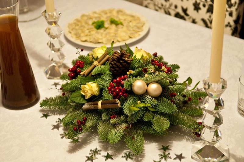 Nypon-dekoration-idé-bord-jul-festliga-kanelstänger-blommor-tallkottar
