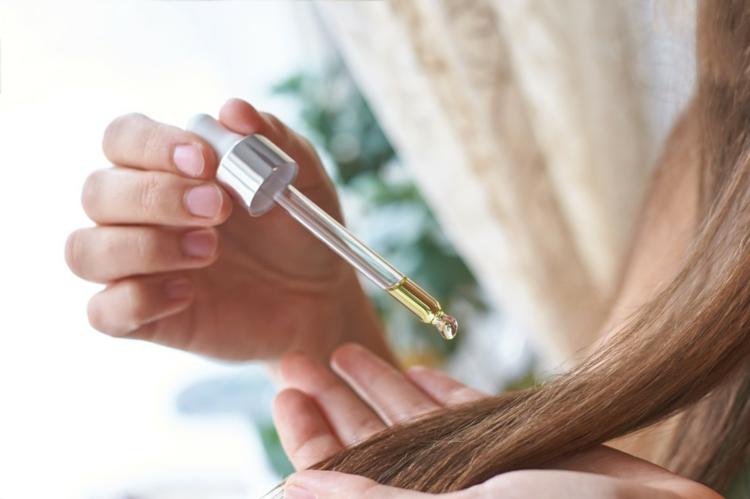 Applicera nyponolja för håret på hårets ändar