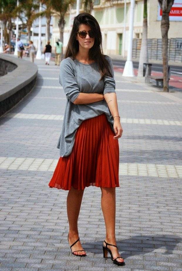 veckad kjol röd jacka grå vardags casual modern