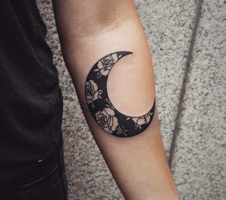 Underarmstatueringar för kvinnor liten ros tatuering mening