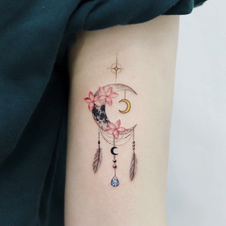 Moon mandala tatuering överarm kvinna små tatuering motiv idéer